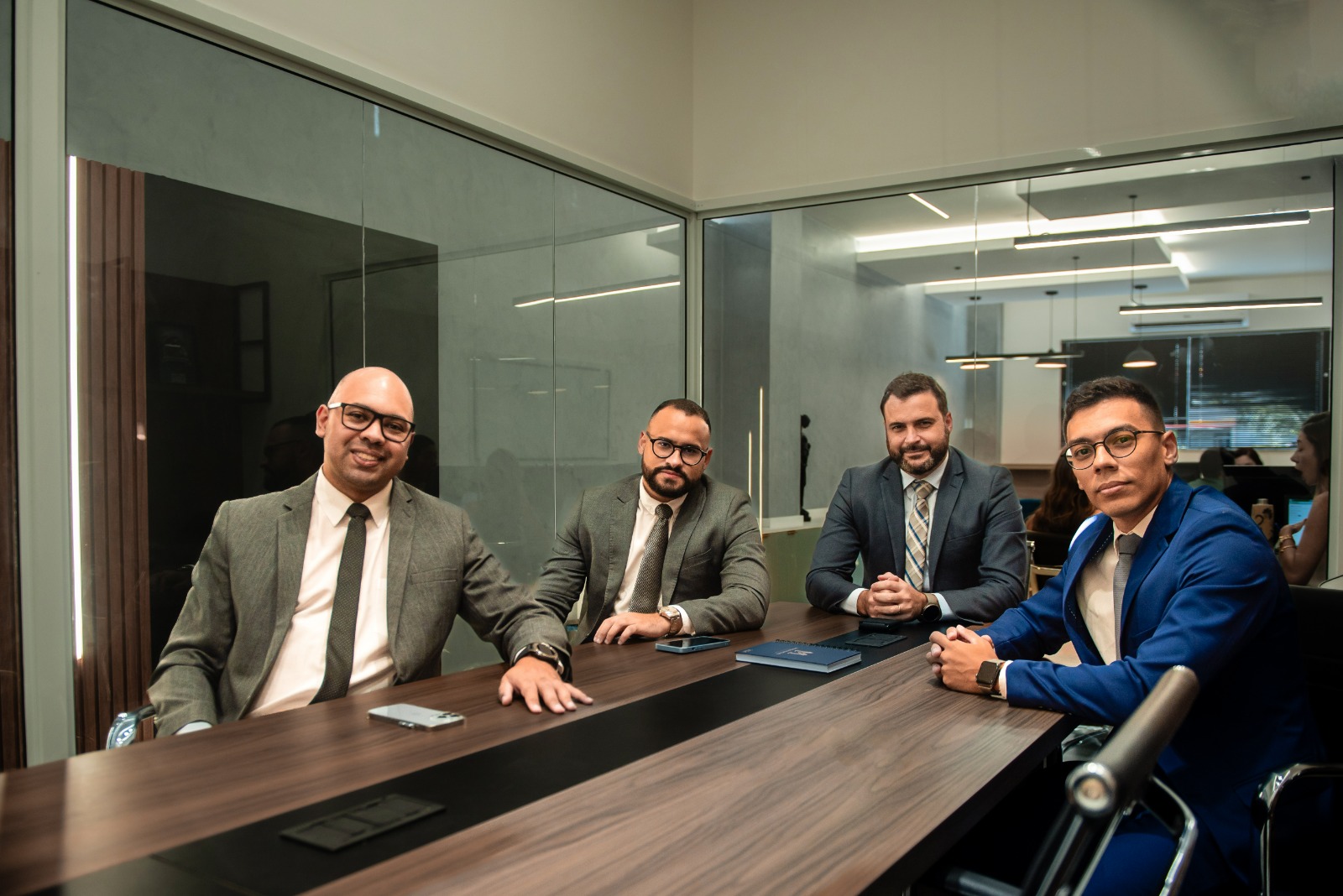 Pedro Mansur e equipe reunidos à mesa no escritório